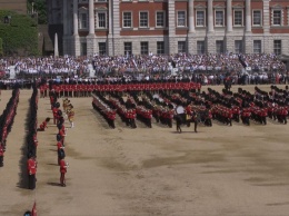 В Лондоне во время празднования дня рождения Елизаветы II произошло ЧП с гвардейцами