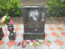 На Николаевщине открыли памятник бойцу Юрию Спащенко, погибшему у Тельманово в сентябре 2014 года