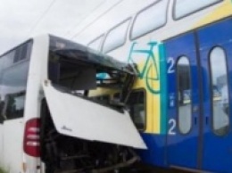 В Германии поезд врезался в застрявший на путях школьный автобус