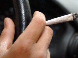 Жители Мирнограда жалуются на водителей маршрутки, которые курят в салоне