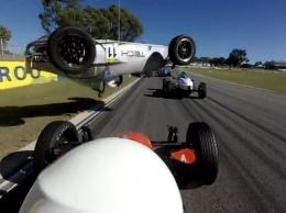 Опасная авария гонщицы в любительском чемпионате Формула Vee в Австралии. ВИДЕО