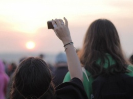 Тысячи энтузиастов встретили и провели самый длинный день в году на развалинах Стоунхенджа