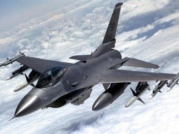 В США на аэродроме разбился истребитель F-16