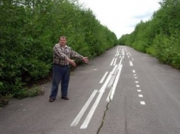 В России разметку на дорогу нанесли криво - с учетом объезда ям