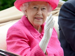 Просто вау: королева Елизавета II произвела фурор своим ярким розовым нарядом