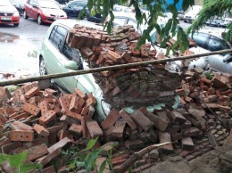 В Мукачево кирпичная стена рухнула на припаркованные автомобили
