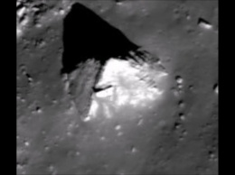 Уфолог обнаружил на снимках NASA огромную инопланетную пирамиду на Луне (ВИДЕО)