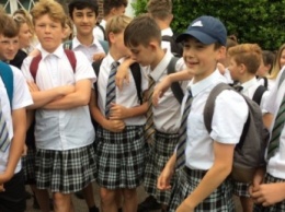 В Британии ученикам разрешили носить шорты, когда они пришли в юбках