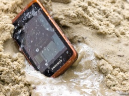 Лайфхак для херсонцев. С телефоном на пляж: что делать, если смартфон упал в воду и как спасти его от песка