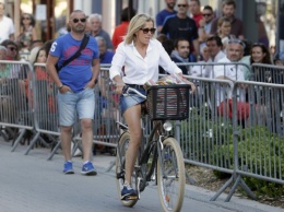 Появились фото первой леди Франции, которая проехалась на велосипеде в мини-юбке