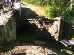 Появились кадры с места ужасающей автокатастрофы в Луганской области: автобус слетел с дороги и перевернулся, раненые выжили только благодаря чуду