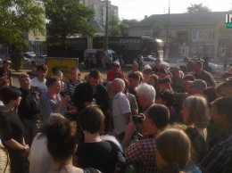 "Вали нах** отсюда" - николаевские активисты забросали Надежду Савченко яйцами и успели потолкаться с полицией