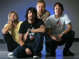 Foo Fighters посвятила песню «Мой герой» голому поклоннику