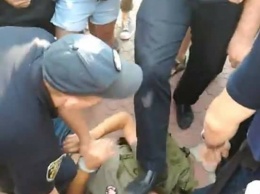 Николаевский полицейский, который защищал Савченко от яичной атаки, наступил на лицо бойцу добробата