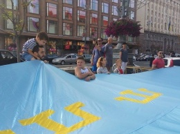 Как в Киеве отметили День крымскотатарского флага: фоторепортаж