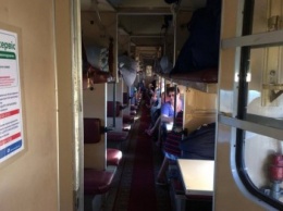 Мариупольские активисты проверили вагон поезда Мариуполь - Киев ( ВИДЕО)