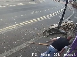 Сбитый двухэтажным автобусом англичанин встал и пошел в бар (видео)