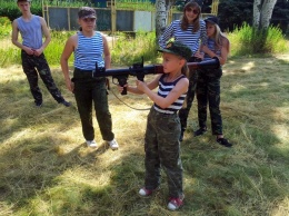 Учат убивать с детства: в сети показали, как муштруют школьников в "ДНР"