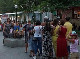 Курортники развлекаются, стоя в очереди к памятнику (фото)