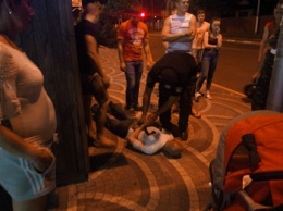 Схватил коляску и замахнулся молотком на ребенка: под Киевом случился жуткий инцидент