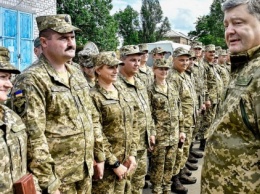 Порошенко наградил 31 военного за мужество и защиту государства