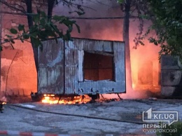 Криворожанин раскритиковал работу пожарных во время тушения пожара на шиномонтаже