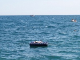 Мужчину и женщину унесло в море на матрасе