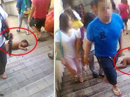Шокирующие фото: голый младенец лежит на ступенях - и всем все равно!