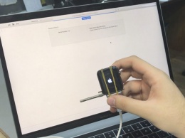 Как перепрошить Apple Watch с помощью адаптера iBus и iTunes [видео]