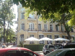В центре Одессы спилили три акации ради летней площадки ресторана (фото)