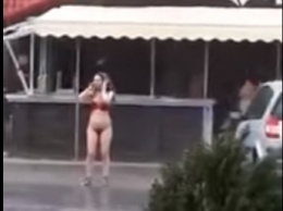 Девушка в купальнике, танцевавшая в Бердянске под дождем, стала звездой интернета (ВИДЕО)