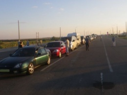 Автолюбители уже продают очередь в Крым на пропускном пункте