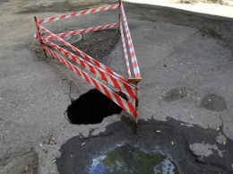 В центре Одессы из-за безалаберности коммунальщиков посреди двора образовались дыры