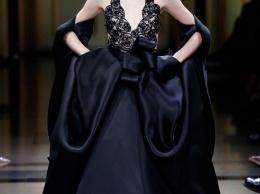 Роскошь, женственность и эпатаж в коллекции Armani Prive Haute Couture осень-зима 17-18