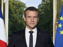 На официальной фотографии президента Франции Эммануэля Макрона обнаружили сразу два iPhone