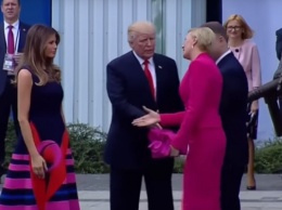 Трампу снова отказали. Первая леди Польши проигнорировала протянутую ей руку