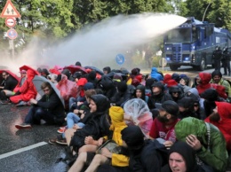 В Гамбурге полиция разгоняет протестующих против саммита G20 водометами (фото)