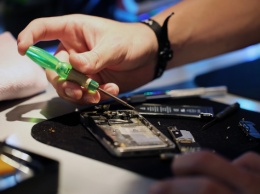 Производителей смартфонов хотят обязать повысить их ремонтопригодность