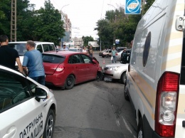 В Херсоне очередное ДТП: один «маневр» - двое пострадавших людей и четыре разбитых авто