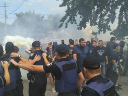 В Одессе радикалы сорвали мирное собрание, применив слезоточивый газ и дымовые шашки