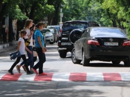Возле семи одесских школ появились приподнятые пешеходные переходы