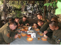 Мариупольские военные рассказали, что их кормят сыром, сгущенкой и джемом