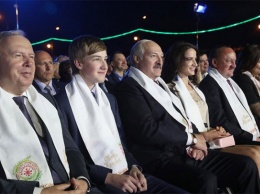В Беларуси Лукашенко заметили на концерте в сопровождении красотки-студентки