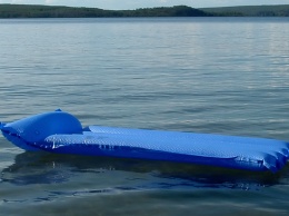 В Кирилловке мужчину на надувном матрасе почти на километр унесло от берега в открытое море