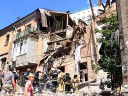 Взрыв жилого дома в Киеве: вещи жителей защищают от мародеров