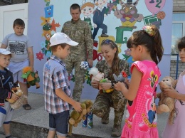 Дети передали солдатам на Луганщину желтое плюшевое нечто, зеленого дракона в штанах и обезьянок (Фото)