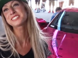 Блондинка на розовом Lamborghini разогналась до 340 километров в час