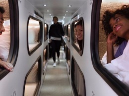 В Калифорнии запустили автобус с лежачими кабинами для сна