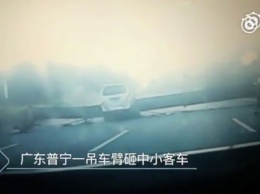 В Китае семь человек погибли при падении строительного крана на машину (видео)