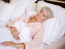 Ученые объяснили, почему пожилые люди плохо спят